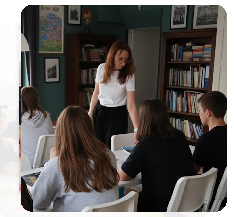 Nauczyciel przygotowujący grupę dzieci do egzaminu ósmoklasisty